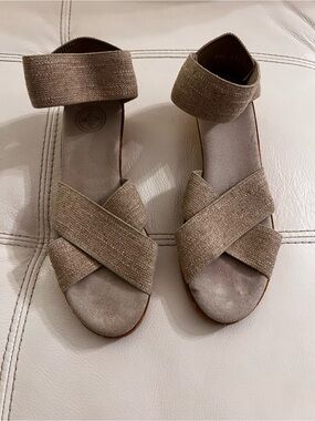 CHARLESTON SHOE CO. Women's Crisscross Ankle Strap Sandals in Beige size 8